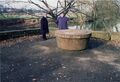 Gedenkstein mit den vier Himmelsrichtungen am Zusammenfluss von Rednitz und Pegnitz im November 1999