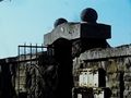 Villa Wahnsinn an der Hardenbergstraße, Einfriedung und Eingang von innen gesehen. Ausschnitt aus einem privaten Super-8-Film, ca.1971