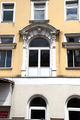 Fenster an der Fassade des Parkhotels mit Schlussstein, 2013.