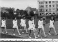 Tag der Arbeit 1937: Die KdF-Betriebssportgruppe der Fa. Schickedanz auf dem Weg zu einer sportlichen Vorführung<br/>an der heutigen <!--LINK'" 0:15--> (im Hintergrund Gebäude Waldstr. 49 und Häuser an der <!--LINK'" 0:16-->)