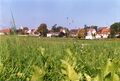 Blick vom [[Wiesengrund]] auf Stadeln [[Am Regnitzhang]] - links die landwirtschaftlichen Gebäude Schrems [[Romminggasse 9]] und Lohbauer [[Stadelner Hauptstraße 67]] mit Silo, Bildmitte Turm der [[Christuskirche]], 1996