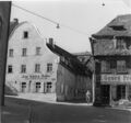 rechts: Rednitzstraße 4, Obst- und Gemüseladen von Ludwig Pröschel</br>
links: Bergstraße 29, Zum letzten Heller</br>
Aufnahme 1949