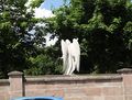Engel im "Höhenflug" am Hauptfriedhof in der <!--LINK'" 0:45--> (Rückseite Grab Georg Kißkalt), Juni 2020