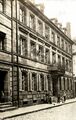 Die Lohnkutscherei und Güterbeförderung Georg Friedrich Vogel & Söhne in der Gartenstraße 9, ebenfalls im Gebäude das Fuhrunternehmen M. Stengel, vorm. H. Raschbacher, rechts im Bild Liselotte Gabler, Schmuckreparatur - ca. 1900