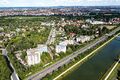 Blick über den Main-Donau-Kanal, im Vordergrund die Händelstraße mit der Wohnbebauung und dem Hochhaus Händelstraße 2, im Hintergrund der alte Ortskern Dambachs und der Wiesengrund vor der Südstadt, Aug. 2021