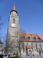 Ansicht von Süden auf den Turm und einen Teil des Kirchenschiffes von  am Kirchenplatz