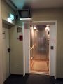 Zugang zum privaten Aufzug mit ehem. Überwachungsmonitor von Max Grundig im Hotel Forsthaus vor seiner Suite im 5. OG, 2018