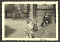 Rainer Appel mit Kindern an der Westseite der Villa mit Blick zur <a class="mw-selflink selflink">Königswarterstraße</a>. Haupteingang mit Treppenturm. März 1941