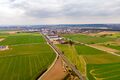 Mögliche Fläche für das geplante ICE-Werk Burgfarrnbach links der Schienen, im Hintergrund der Ort Burgfarrnbach bzw. Fürth, im Vordergrund an der Bahnstrecke Nürnberg – Würzburg die Firma Bruder, März 2021