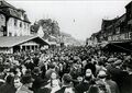 Die Michaelis-Kirchweih in der Königstraße - im Hintergrund das Schliemann-Gymnasium, 1937