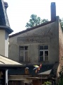 Schriftzug mit zwei stilisierten Pinseln der ehemaligen <!--LINK'" 0:22-->. Rückgebäude von Weiherhofer Straße 55