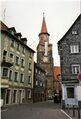 Blick in den [[Kirchenplatz]] und [[Kirche St. Michael]]. Links Gebäude [[Gustavstraße 54]] und rechts [[Gustavstraße 48 / 50]] im März 2003