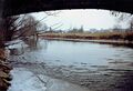 Blick unter dem Käppnersteg hindurch auf die Rednitz, Februar 1991