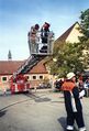 125jähriges Gründungsfest der FFW Stadeln. Vorführung der Jugend Feuerwehr im Schulhof (rechts die Turnhalle) der ehem. [[Gemeinschaftsschule Stadeln]], September 1998