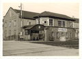 Bahnübergang Ottostr., Schrankenposten 8, Stellwerk Ottostr. - davor Ein-Mann-Bunker. Im Hintergrund der westliche Erweiterungsbau des Elektrizitätswerks