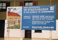 Werbeschilder über Stadthäuser an der Vacher Straße zur Baumaßnahmen im ehem. <!--LINK'" 0:159--> im Februar 1988.