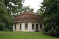 Das Gartenhaus östlich des Schlosses.