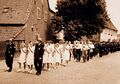 Umzug beim 80-jährigen Jubiläum der Vacher Feuerwehr 1965 in der Vacher Brückenstraße. Die zwei Anführer v.l.n.r.: Auer u. Franz