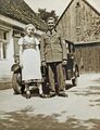 Die Kinder von Johann Bäuerlein, Marie und Hans, in Stadeln, um 1940.