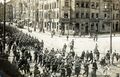 Blick auf das Eckhaus Schwabacher Straße/Karolinenstraße 20 während einer Militärparade im 1. Weltkrieg, gel. 1915