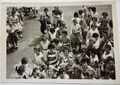 Foto vom Sportfest der ehem. <!--LINK'" 0:34--> von 1960 im Pausenhof vor der Turnhalle.