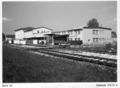 Gebäude 70 u. 70 A (links) der ehemaligen W.-O.-Darby-Barracks, von Süden aus gesehen, davor verlaufen die Gleise der Kasernenbahn – (ursprünglich Teil der dort ansässigen Schickedanz-Fabrik, Standort heute ungefähr auf Höhe der Skateanlage am Rand des <!--LINK'" 0:17-->, rechts im Hintergrund ist die <!--LINK'" 0:18--> zu erkennen)