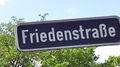 Straßenschild "[[Friedenstraße]]