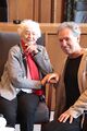 Ruth Weiss und Alexander Mayer im <!--IWLINK'" 34--> anlässlich der Übergabe einer Festschrift zum 98. Geburtstag von Weiss