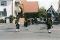 Der Stadelner Kirchweihzug aus der [[Gebrüder-Grimm-Straße]] kommend im August [[2000]]