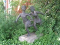 Freiplastik <i>"Zwei spielende Mädchen"</i>, Bronze, <!--LINK'" 0:6-->, <a class="mw-selflink selflink">1956</a>