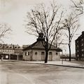 Das Uhrenhäusla an der Erlanger Str. in Blickrichtung <!--LINK'" 0:7--> / <!--LINK'" 0:8-->. Aufnahme 1956