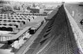 Blick auf die Häuser Höfener Straße 81-87 und die Fabrikgebäude der früheren Sirius-Fahrradwerke. Im Hof des Medical Depots wurden provisorische Lagerhütten zusammengebaut.