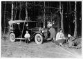 Urlaubsbild der Familie Reichel, links an der Fahrertür die junge Hedwig Reichel, später verheiratete Steinhäuser, ca. 1935