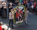 Erntedankzug, die Evang.-Lutherische Kirchengemeinde trägt ein Bildnis von St. Michael neueren Datums. Das traditionell mitgeführte Bild aus der Kirche wird nicht mehr verwendet, weil dort das von St. Michael besiegte Böse bzw. der Teufel durch einen dunkelhäutigen Menschen symbolisiert wird. Aufgenommen von <!--LINK'" 0:20-->, 1. OG, Okt. 2018