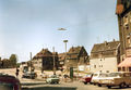 Blick vom Grünen Markt auf die Königstraße im Jahr 1974 - rechte Fassade im Bild Königstraße 40 (erhalten)<br/>noch mit Rückgebäude, hinter der Straßenuhr das Abbruchgelände des ehem. Geleitshauses
