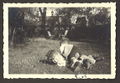 Rainer Appel mit Kindern im "unteren Garten". Blickrichtung zur <!--LINK'" 0:6-->, im Hintergrund ist das Dach der öffentlichen Bedürfnisanstalt zu erkennen. Juni 1941