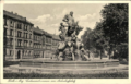 Ansichtskarte vom <a class="mw-selflink selflink">Centaurenbrunnen</a> mit Straßenbahnschleife am  1940. Im Hintergrunde vlnr. die Häuser ,  und das für das Quelle Kaufhaus abgerissene  früher alle .
