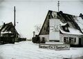 Plakatsäule vor dem Anwesen Hofmann (Barbarossa) für das Winterhilfswerk 1936/1937. Auf der Säule steht: Der Glaube eint, der Wille siegt! Geiz ist die Wurzel allen Übels, Opfere zum WHW!