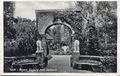 Ansichtskarte vom Eingang zum Klostergarten im <!--LINK'" 0:42-->. Die beiden Löwen wurden 1911 von <!--LINK'" 0:43--> gestiftet.