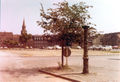 Der ehem. Löwenplatz nach dem Abriss der Gebäude, Vordergrund ein Brunnen. Hier die sog. Scherzerwüste, die lange Zeit als Parkplatz genutzt wurde. Im Hintergrund <!--LINK'" 0:6-->. Aufnahme von 1974.