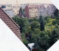 Blick von der alten Villa <!--LINK'" 0:146--> auf die Gebäudezeile <a class="mw-selflink selflink">Vacher Straße</a> 8-14a und der aufgelassenen <!--LINK'" 0:147-->, die heute komplett überbaut ist. Im Hintergrund der <!--LINK'" 0:148--> mit der Baumaßnahme <!--LINK'" 0:149--> und <!--LINK'" 0:150--> im September 1996