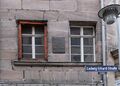 Bronzetafel am Geburtshaus Heinrich Berolzheimers in der Ludwig-Erhard-Straße 19, April 2018