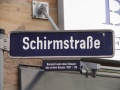 Straßenschild Schirmstraße mit Erläuterung