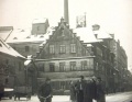 Brauerei Humbser, hier noch in der Bäumenstraße. Nach dem Neubau in der Schwabacher Straße diente die alte Braustätte noch als Mälzerei. Rechts im Hintergrund ist das 1900 fertig gestellte Hauptgebäude der <!--LINK'" 0:20--> zu sehen.