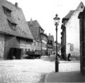 links Schlehenstraße 4, 2 (Lumpensammler Schoder), danach Rednitzstr. 38 u. 40. Rechts Einmündung Katharinenstraße, danach Schlehenstr. 5