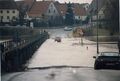 Hochwasser in Vach, Fußgängersteg nach Mannhof, die Brückenstraße unter Wasser mit mutigen Autofahrer Feb. 1987. Heute steht hier der hochgelegte <!--LINK'" 0:76-->