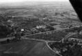 Blick über Kavierlein und Espan, Bildmitte das Kinderheim St. Michael - rechts daneben die Grund- und Mittelschule Pestalozzistraße, dahinter das Brauhaus Nürnberg, Abteilung Fürth (vormals Brauerei Evora und Meyer), im Hintergrund die Spielvereinigung mit der alten Haupttribüne, ca. 1951