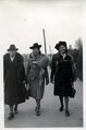 Familie Reichel beim Spaziergang, vermutlich in der Kutzerstraße. Im Hintergrund wahrscheinlich das Haus Erlanger Straße 28 bzw. Blick auf die Erlanger Straße, ca. 1940