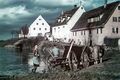 Michael Schönleben (Bürgermeister 1945-1948) mit Tochter Leni beim Weisserüben waschen an der Regnitz, ca. 1935