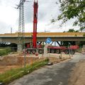 Kranaufbau und Vorarbeiten zum baldigen Einheben der neuen Gehwegbrücke über die  in  im Juni 2020